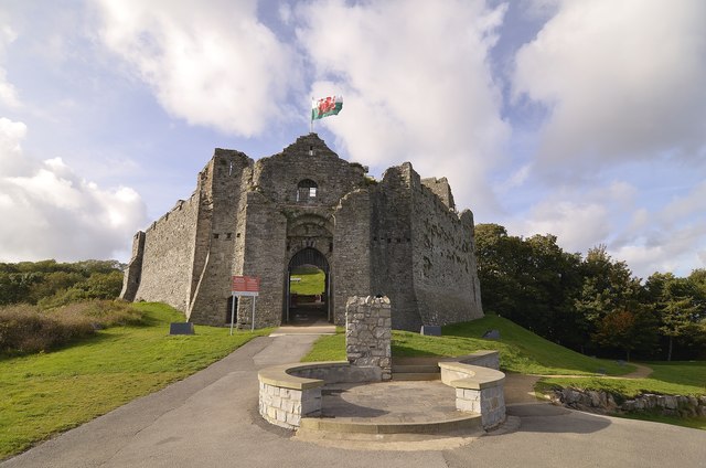 Oystermouth Castle © Mel hartshorn cc-by-sa/2.0 :: Geograph Britain and  Ireland